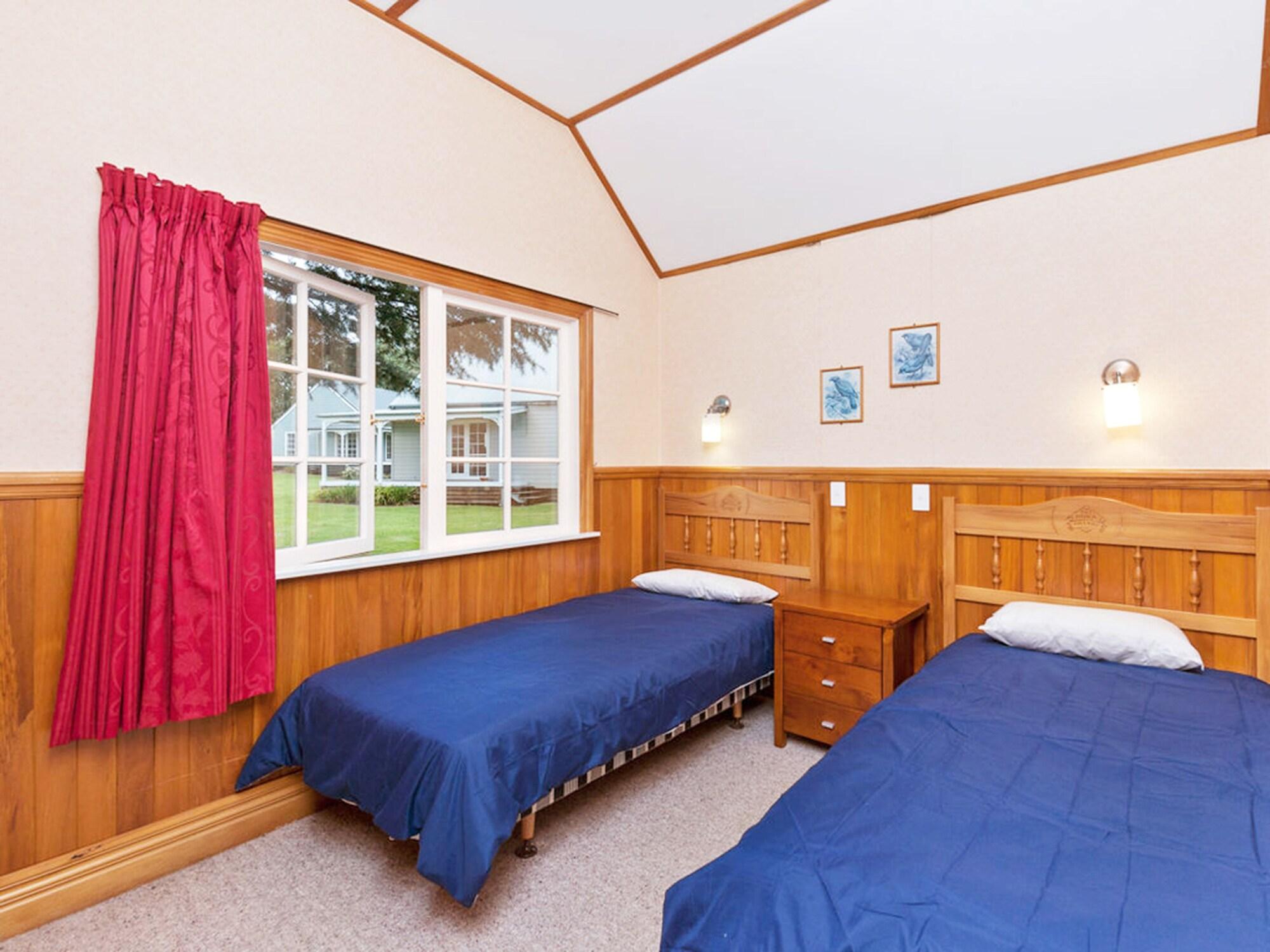 Huka Falls Resort Taupo Dış mekan fotoğraf A typical bedroom at the lodge