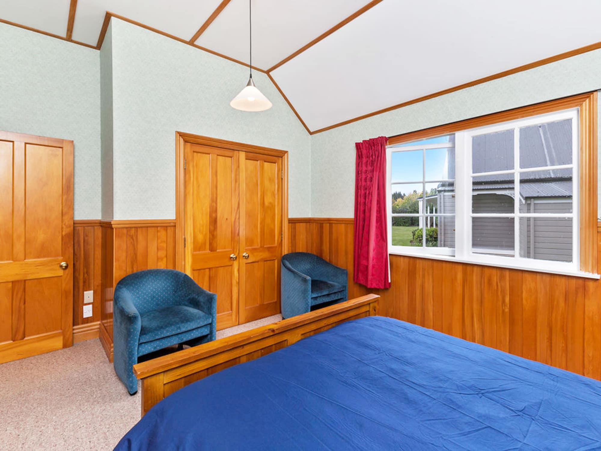 Huka Falls Resort Taupo Dış mekan fotoğraf A bedroom with tongue-and-groove panelling
