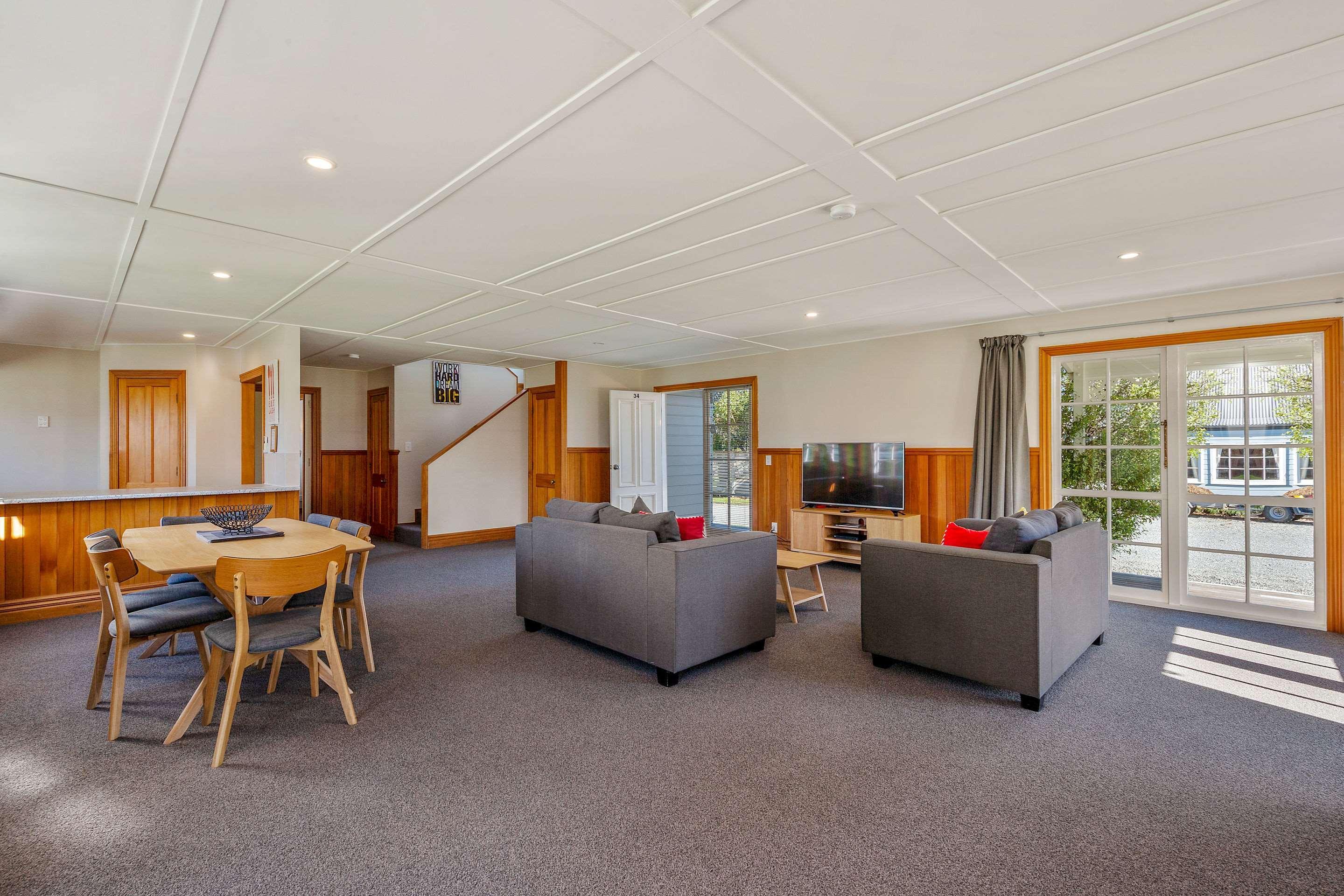 Huka Falls Resort Taupo Dış mekan fotoğraf Living area of a three-bedroom apartment