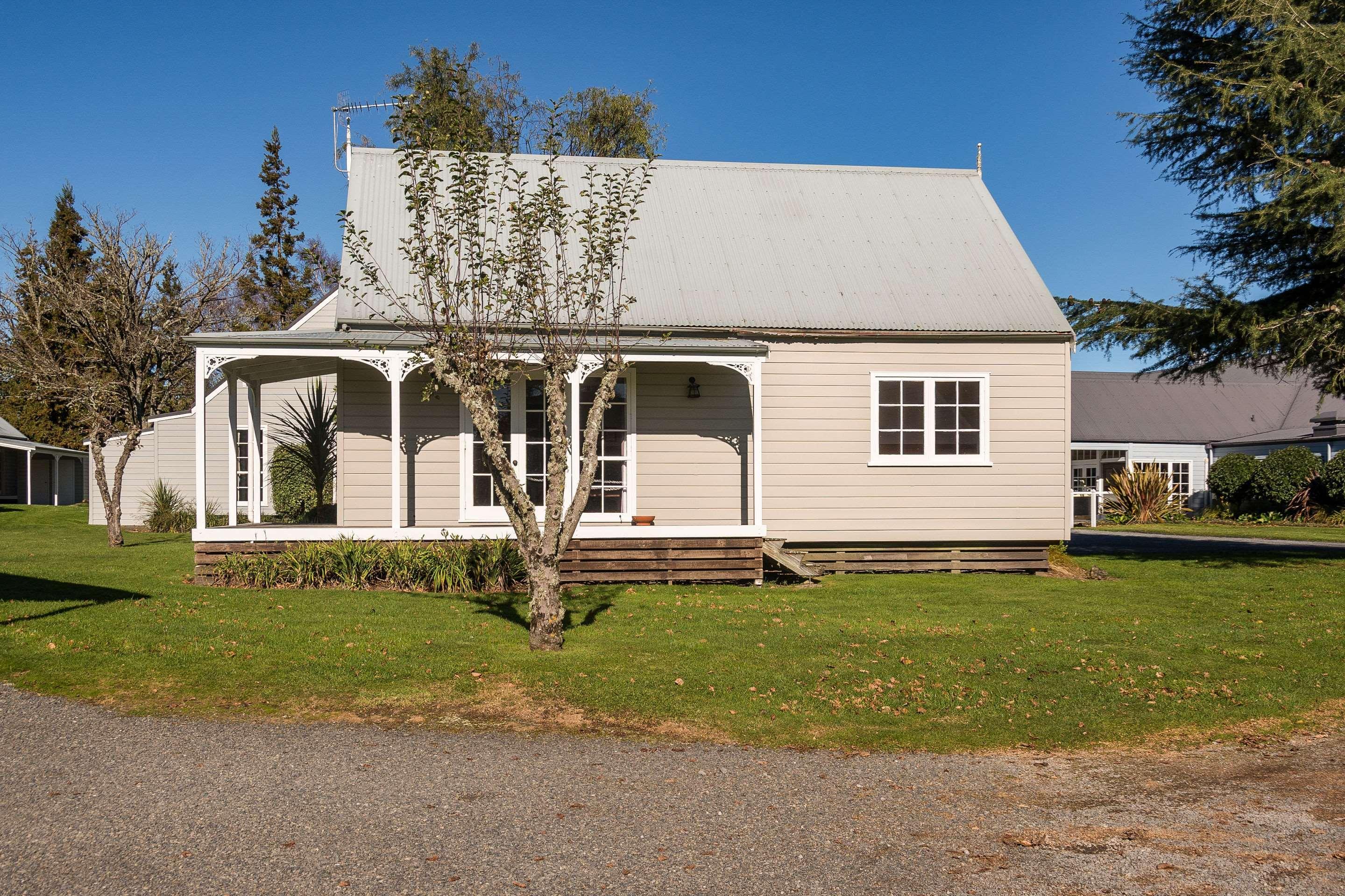 Huka Falls Resort Taupo Dış mekan fotoğraf The former school building, now a private residence