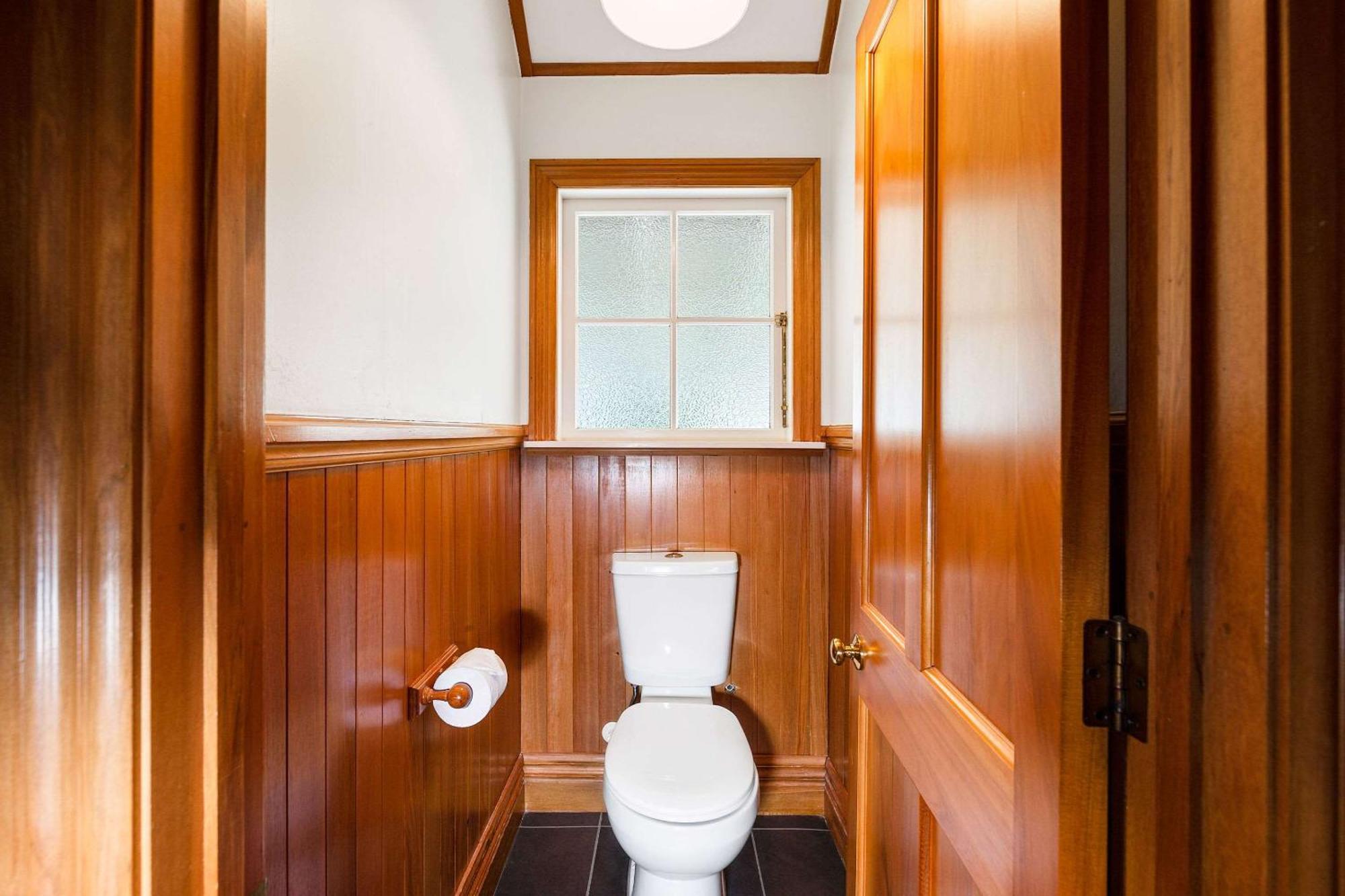 Huka Falls Resort Taupo Dış mekan fotoğraf A toilet in a house