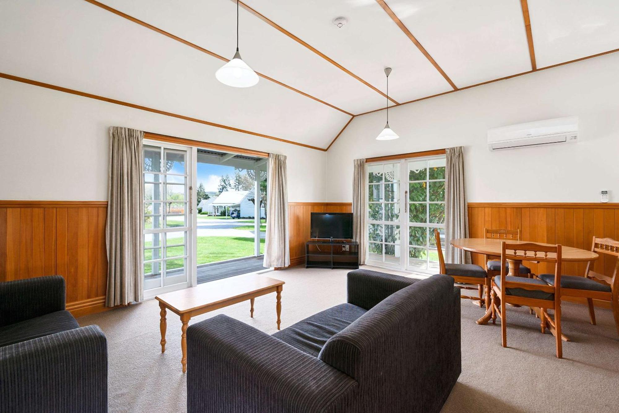 Huka Falls Resort Taupo Dış mekan fotoğraf Living area of a typical two bedroom apartment