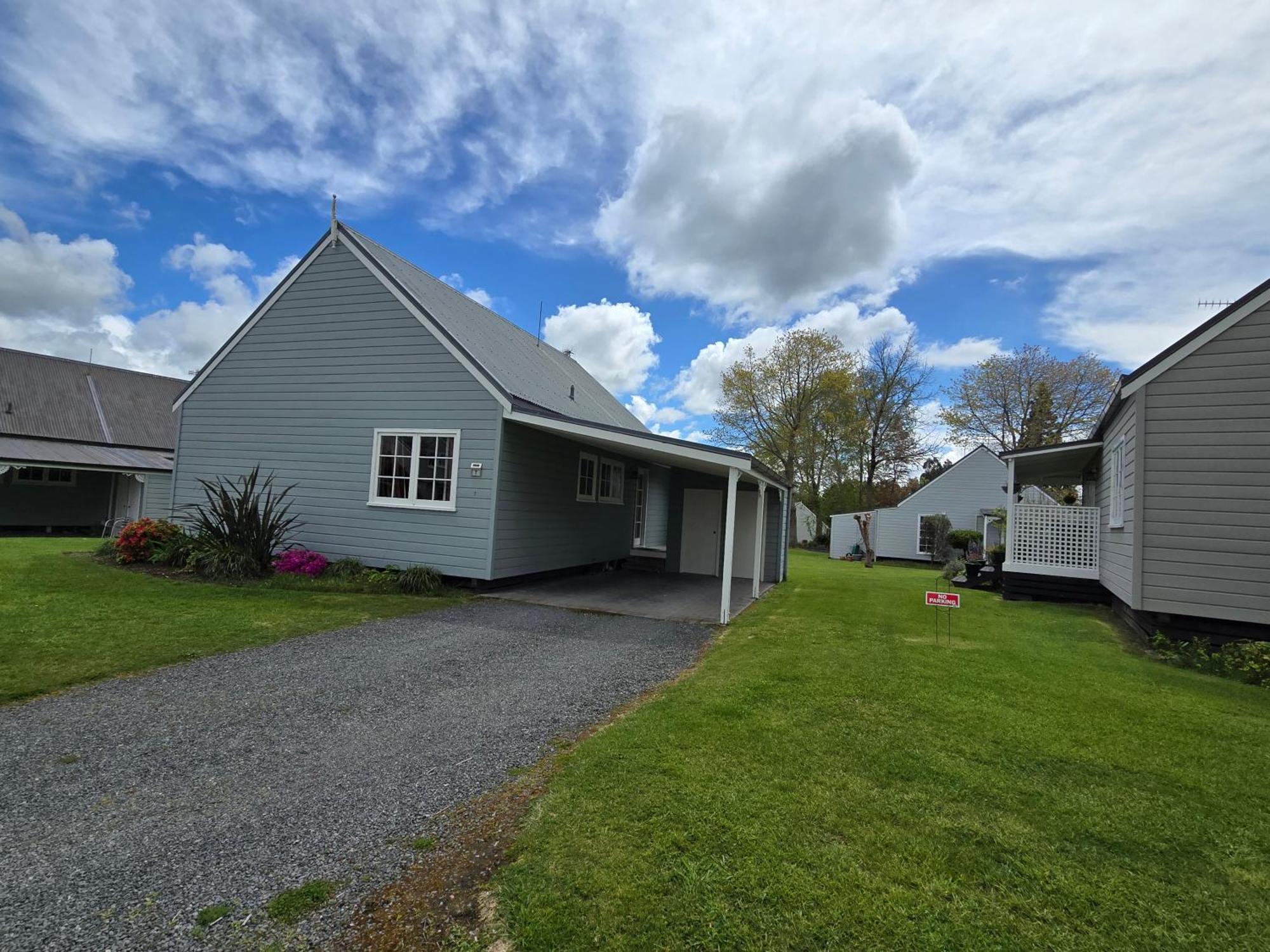 Huka Falls Resort Taupo Dış mekan fotoğraf The new houses at the village