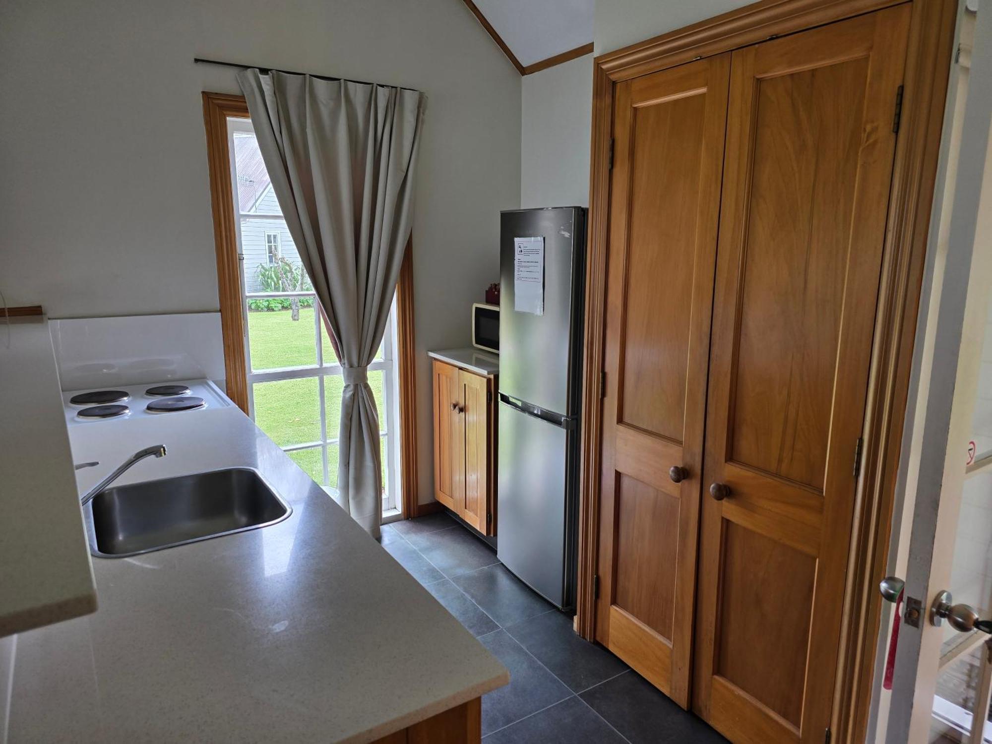 Huka Falls Resort Taupo Dış mekan fotoğraf Kitchen in a typical one-bedroom apartment
