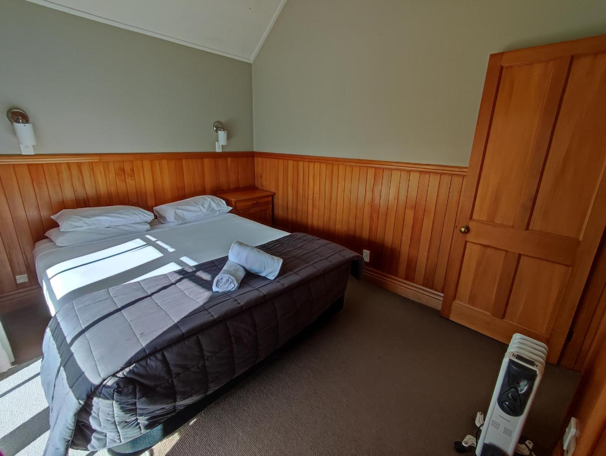 Huka Falls Resort Taupo Dış mekan fotoğraf A bedroom in a motel