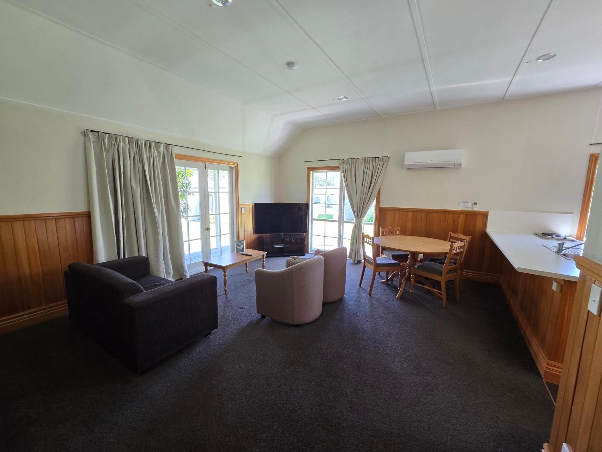 Huka Falls Resort Taupo Dış mekan fotoğraf Living room of a two bedroom cottage