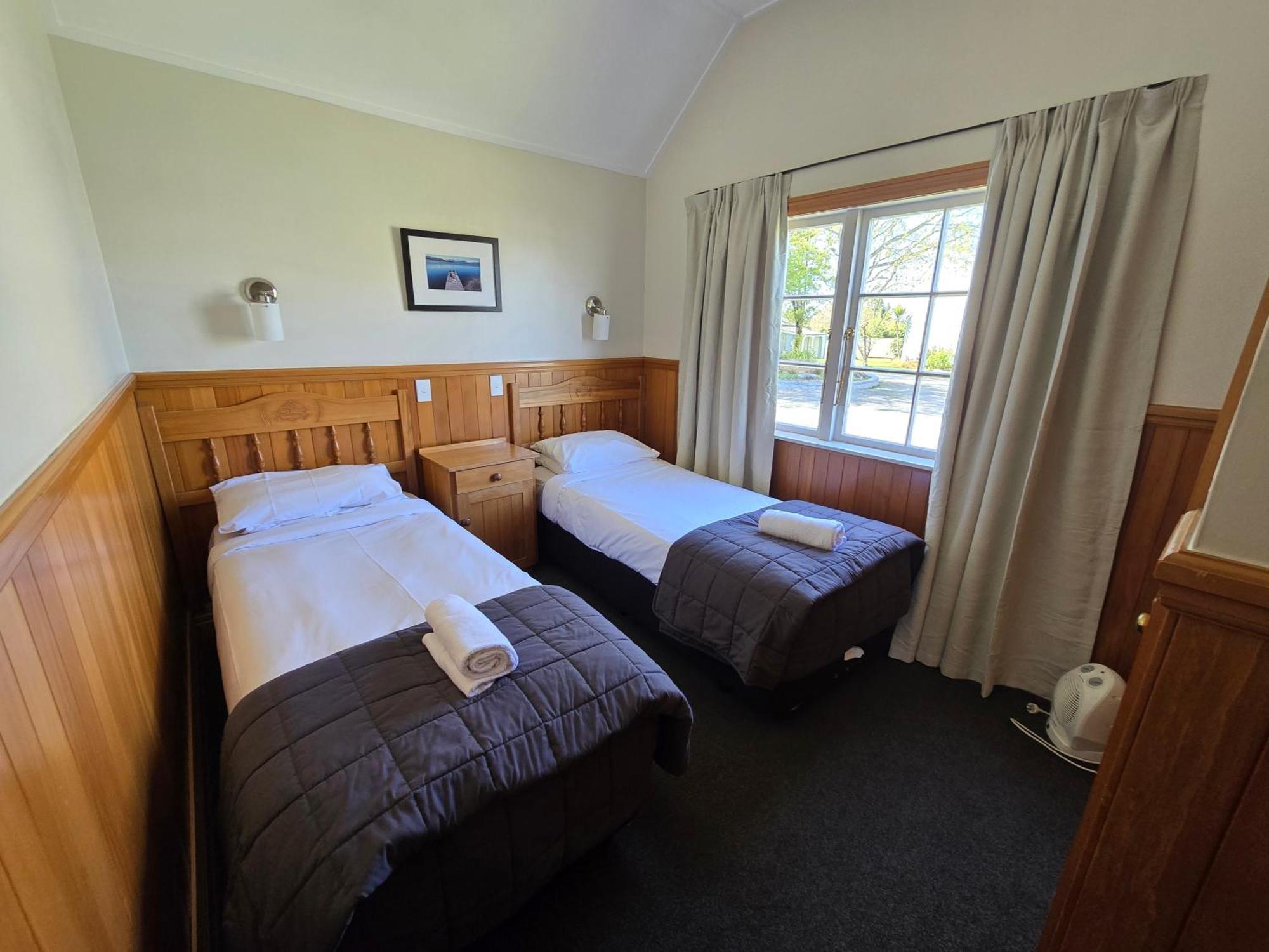 Huka Falls Resort Taupo Dış mekan fotoğraf A typical room at the lodge