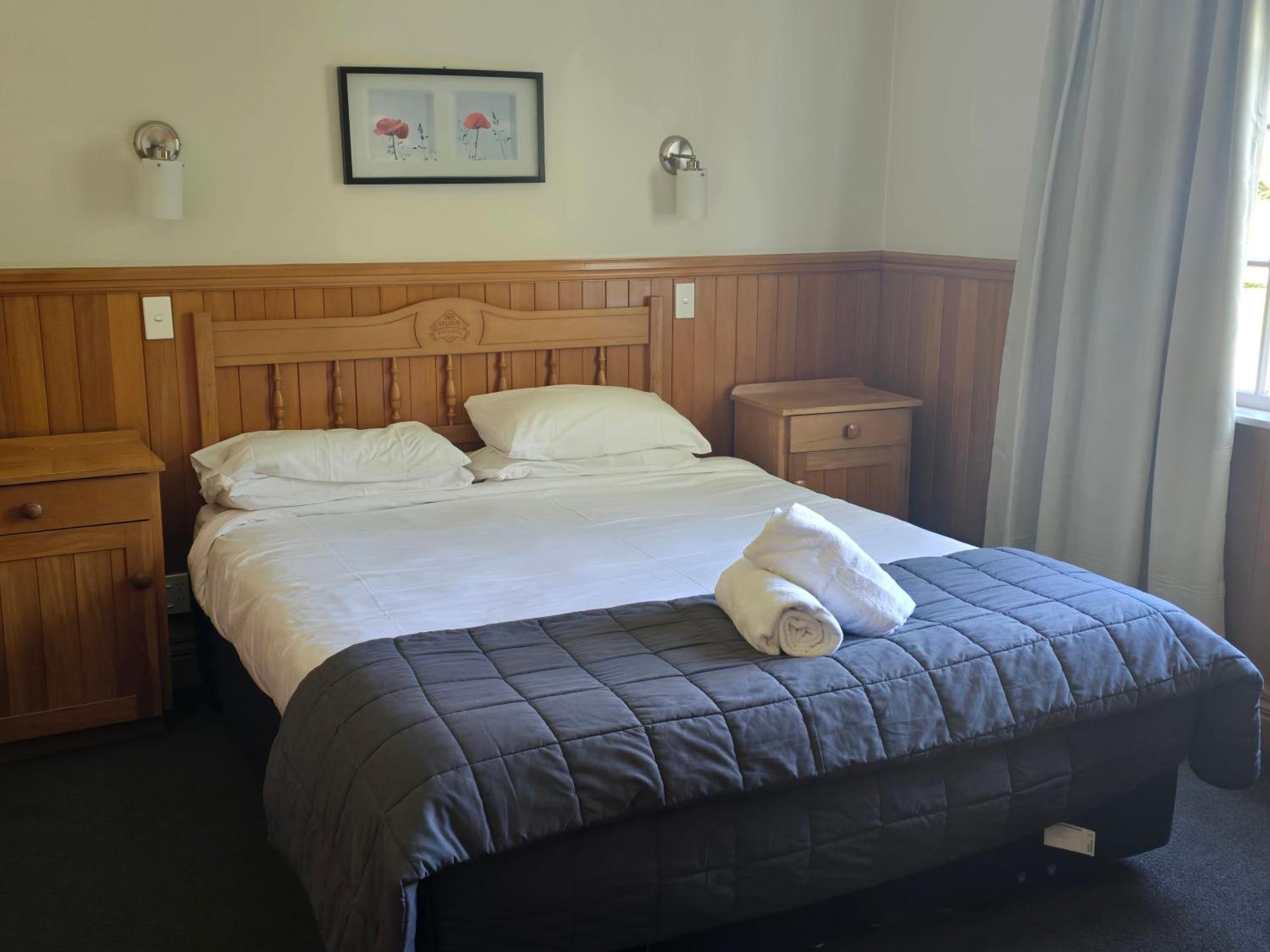 Huka Falls Resort Taupo Dış mekan fotoğraf A bedroom at the hotel