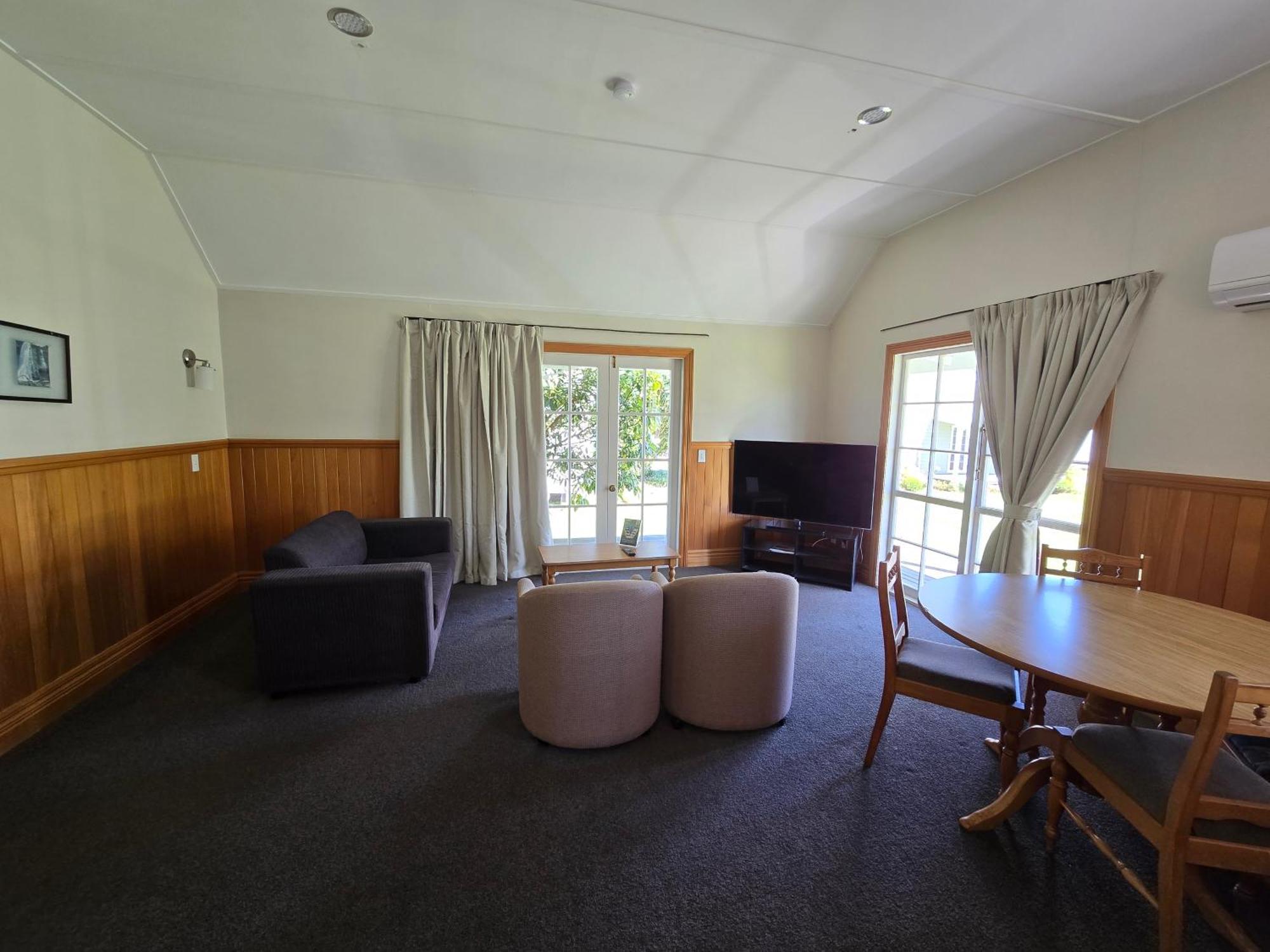 Huka Falls Resort Taupo Dış mekan fotoğraf The lounge of a two-bedroom apartment at the hotel