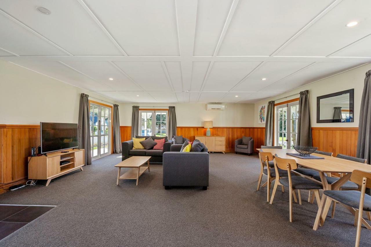 Huka Falls Resort Taupo Dış mekan fotoğraf The common room at the University of Waikato's Melville Hall